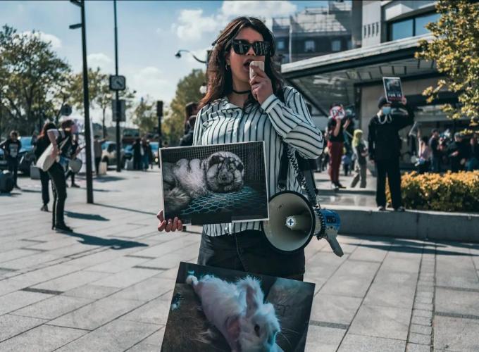 Campagnecoordinator Aysis Plet bij een anti-bont demonstratie in Parijs