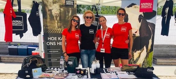 Vrijwilligers bij een Animal Rights-infostand
