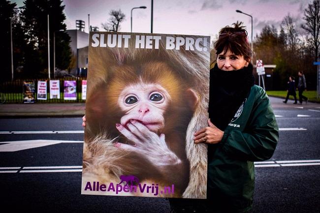 PROTEST VOOR DE POORT VAN HET APENTESTCENTRUM BPRC