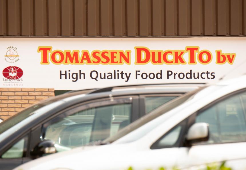En weer een last onder dwangsom voor eendenslachter Tomassen: overtreding slachthuis werktijden