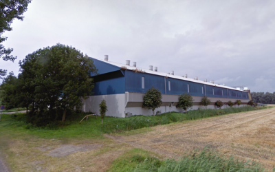 Grote stal gezien van buitenaf