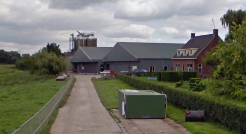 OOK DE VARKENSFABRIEK VAN STRAATHOF IN HOEVEN MOET WEG