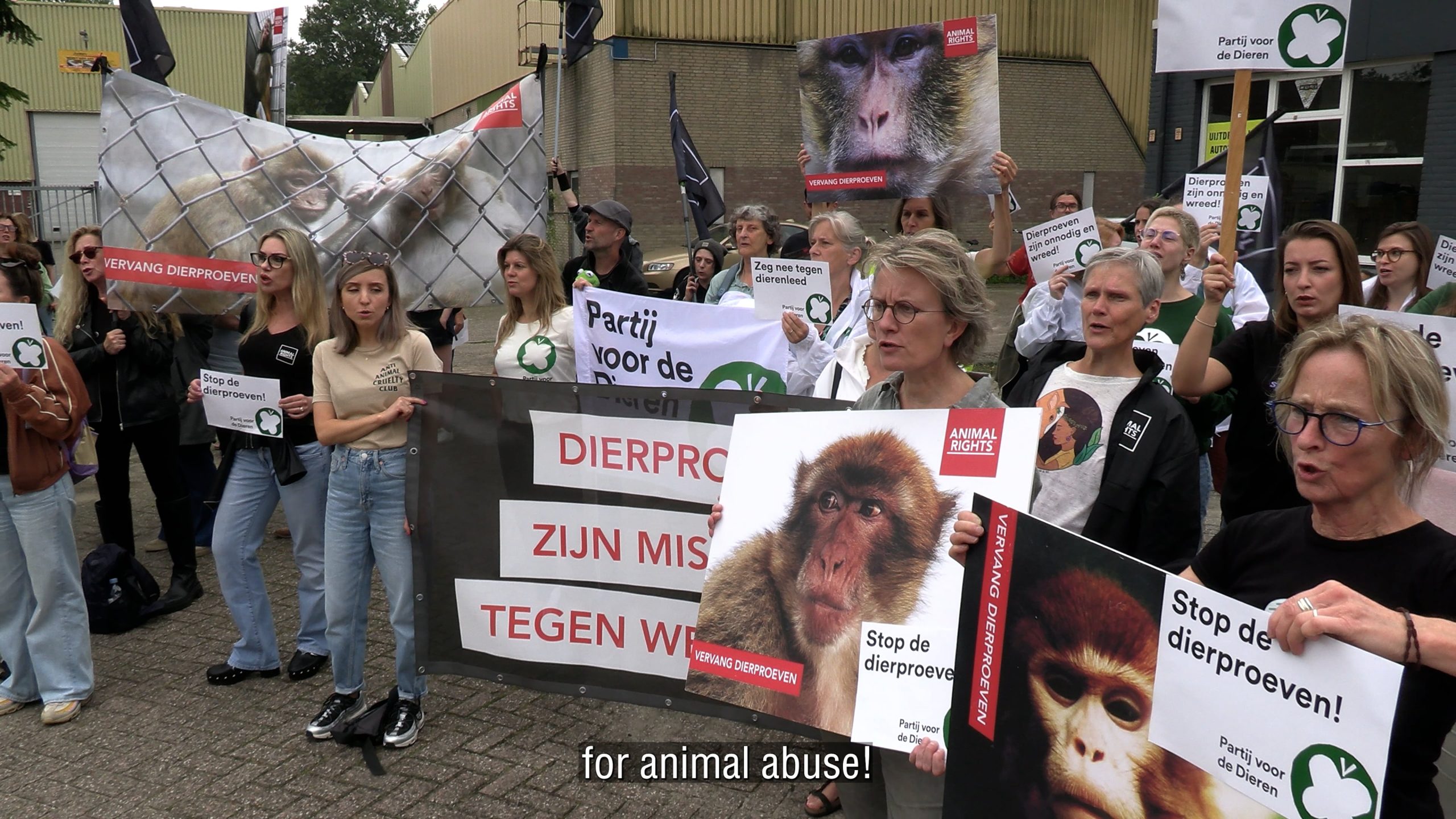 Geslaagde demonstratie tegen apenhandelaar Hartelust