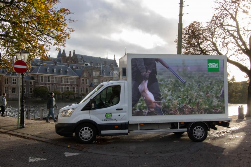 2023.10.28, jacht, led-wagen_den_haag_hofvijver Een wagen met een groot LED-scherm aan de zijkant staat geparkeerd bij de Hofvijver in Den Haag en toont beelden van de jacht.