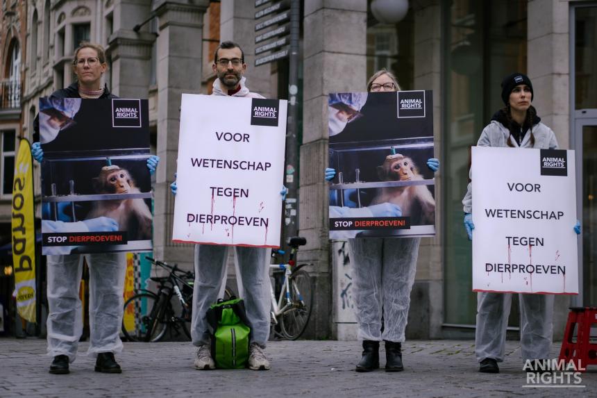 omslag Minister Wiersma blijft apenhandel steunen