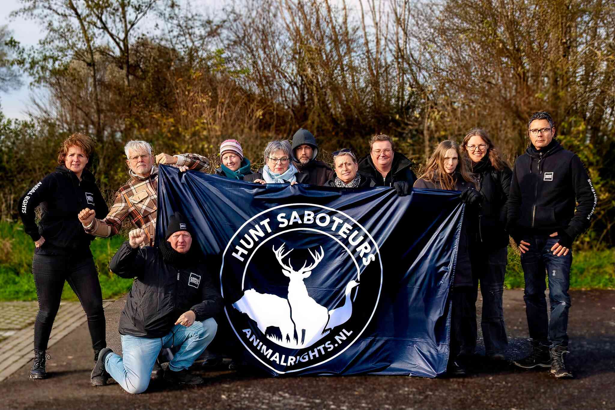 2025, Jacht, Protest, Jachtsabotage in Hoeksche Waard, Activisten met vlag, NL